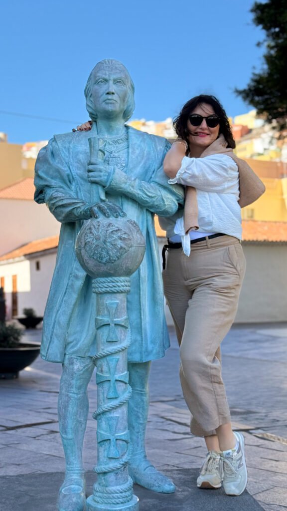 la gomera woman at statue of crosztof columba