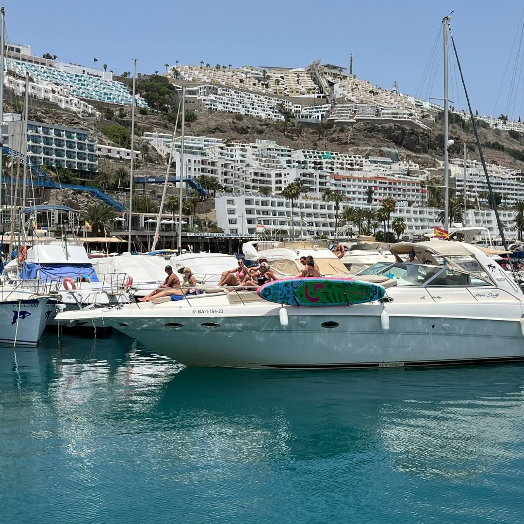Yate Gran Canaria en puerto