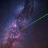 Obserwacja gwiazd na Teide przez teleskop nocą