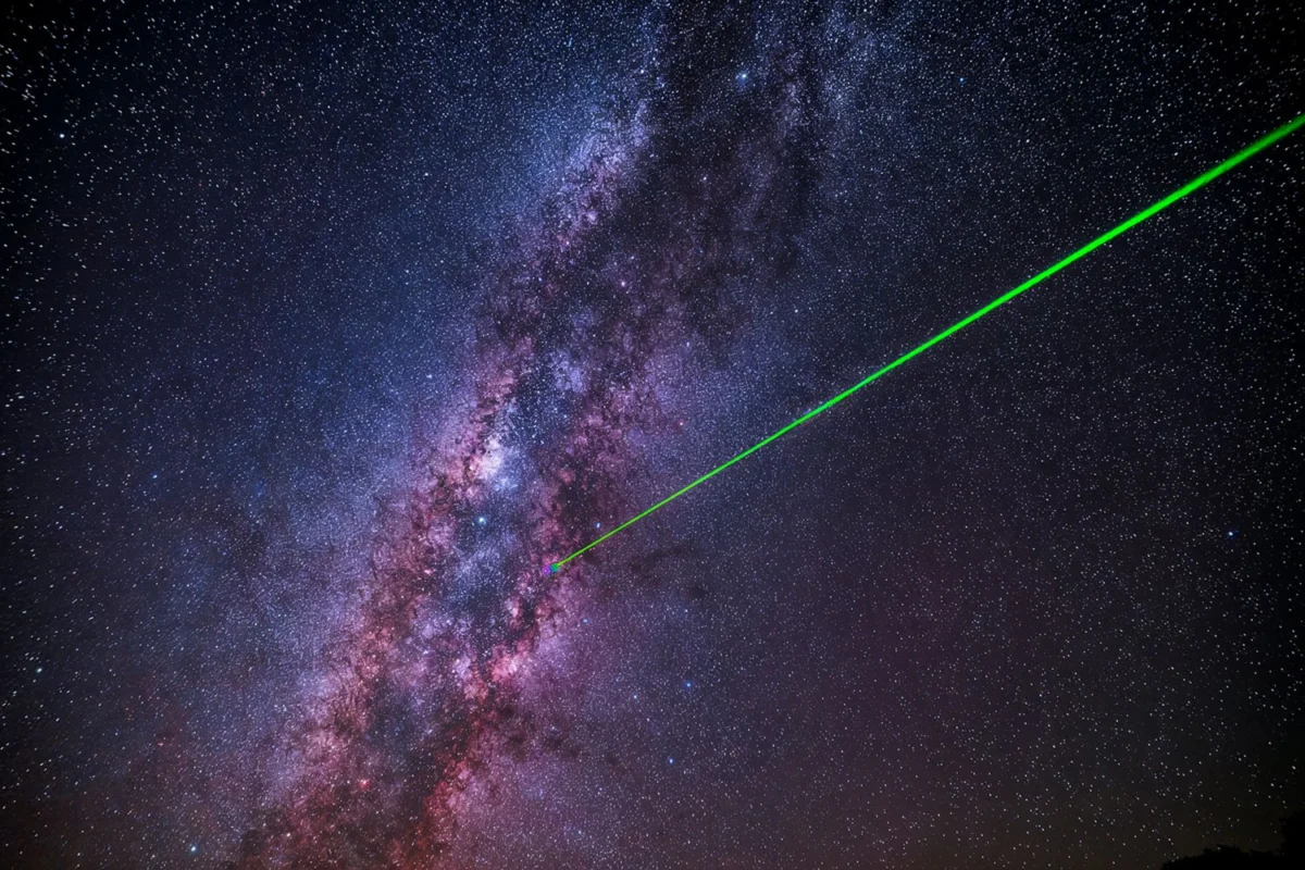 Obserwacja gwiazd na Teide przez teleskop nocą